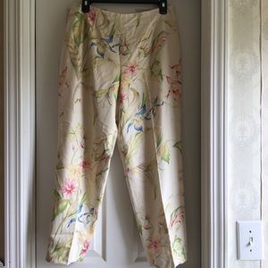 Classy Talbots floral silk-blend cropped pants!🌹